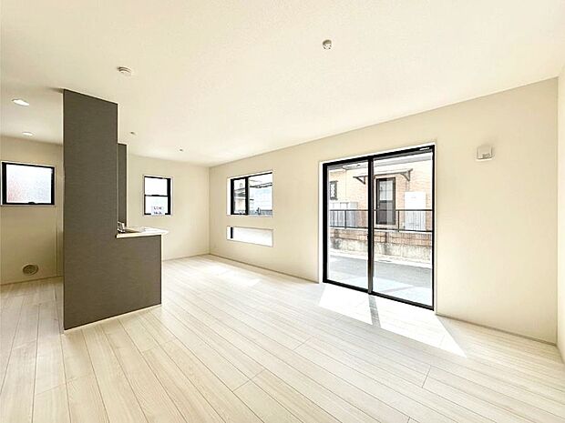 大きな窓からたっぷりの陽光と風を感じられるリビング