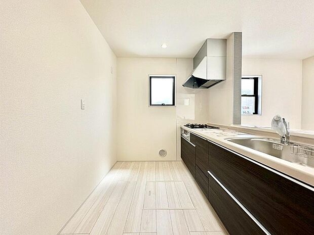 ゆとりあるキッチンではご家族と楽しくお料理ができます。