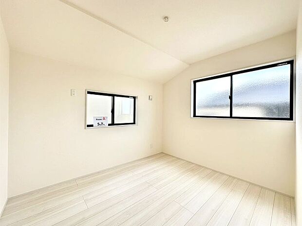 2面採光で気持ちよく自然光が取り入れられるのでお子様のお部屋にもピッタリ