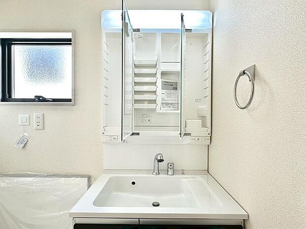 三面鏡の裏に、化粧品や衛生用品などを収納可能。洗面台をすっきりと保ちます！