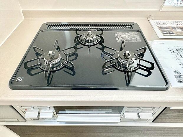 ガスコンロはＳｉセンサー搭載。火力調節や焦げ付き・消し忘れも防いでくれます。