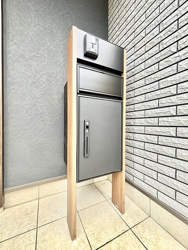 表札・インターホン・ポスト・宅配BOXをひとつに集約。エントランスになじむシンプルデザイン。