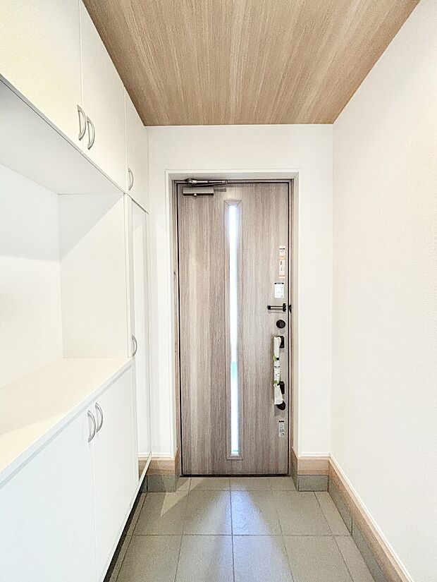 明るい玄関はお客様をお出迎えするのにぴったりです！ 