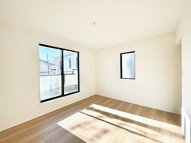 2面採光の洋室。窓から入り込む陽光がお部屋全体を優しく包み込みます!