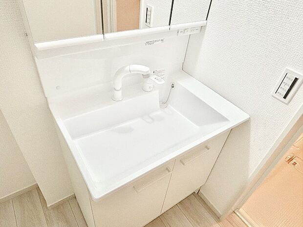ハンドシャワー付き！使いやすい洗面台。