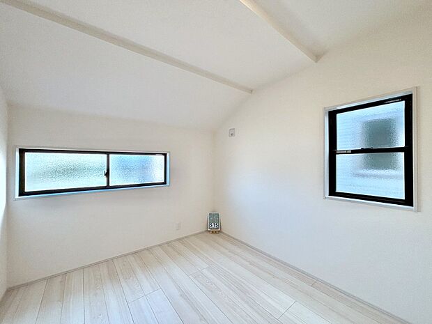 開放感のある勾配天井が素敵。どんなお部屋にするか考えるのが楽しみですね。