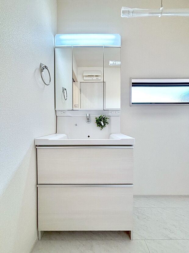 大きく見やすい三面鏡で清潔感ある洗面台は、身だしなみチェックや肌のお手入れにおすすめです。