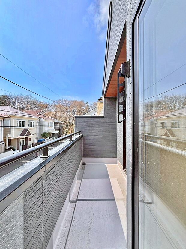 ゆったりバルコニーだから沢山お洗濯ものを干せます。