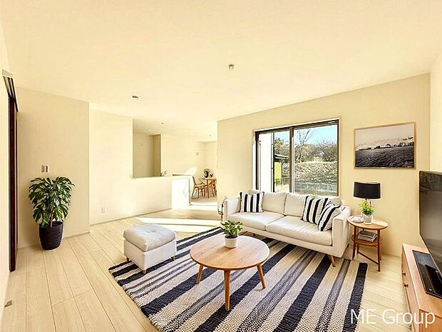 ご家族の賑やかな話し声で包まれる明るいリビング ※家具はCGです