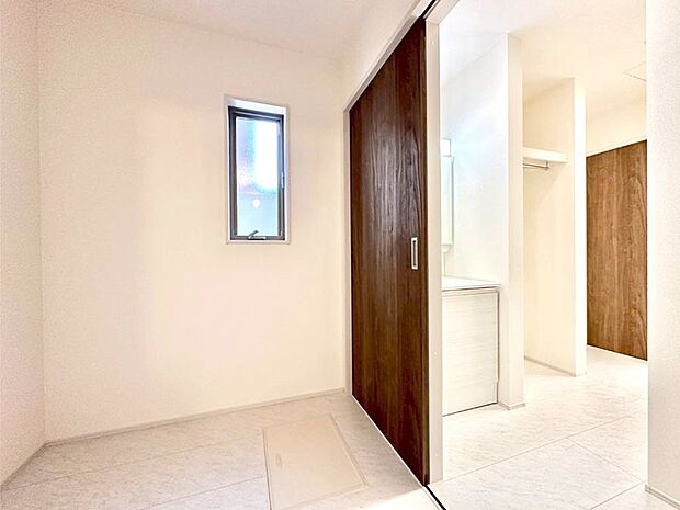 身支度もスムーズにおこなえる脱衣場      