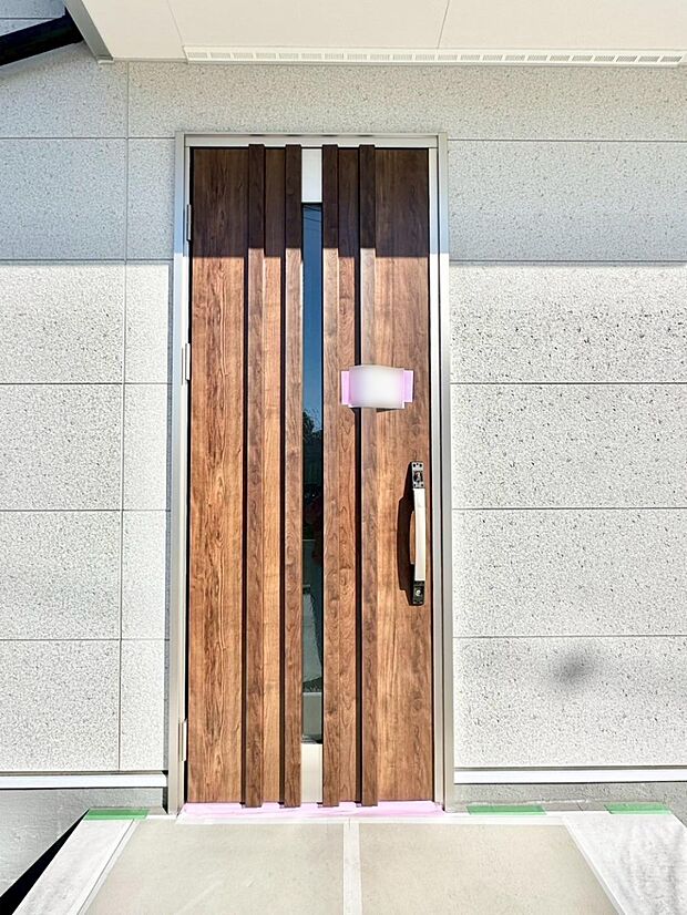 大切な家族、来客を出迎える玄関。