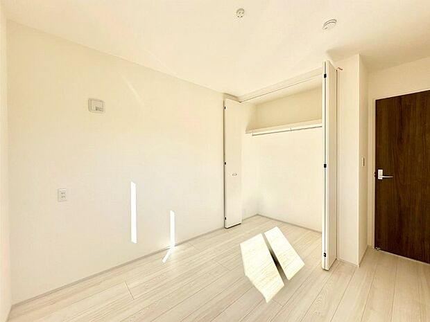 やさしい光がさしこむ居室はしっかり収納付き