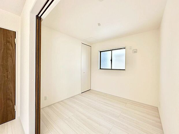 リビングの隣にある洋室。扉を開放して広く利用することも可能です。
