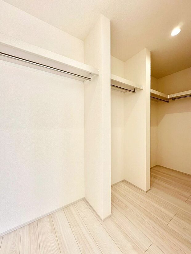 ウォークインクローゼットの活用で生活空間スッキリ