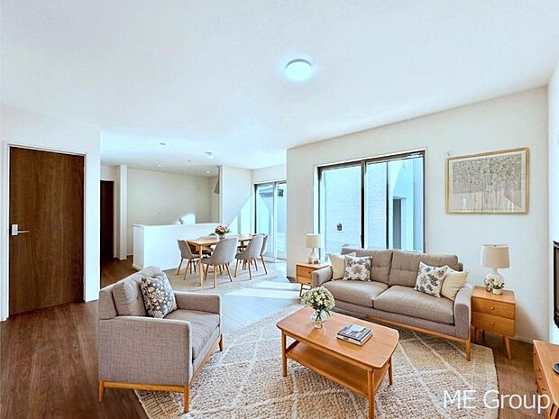 大きな窓からたっぷりの陽光と風を感じられるリビング　※家具はCGです  