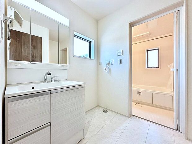 小窓がついているので湿気の多い場所でも換気が十分行えます。毎日の身支度を気持ち良く!