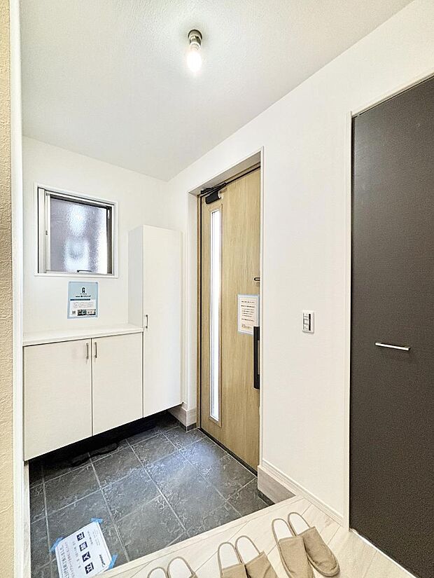 飾り棚を利用して、お越しいただくお客様をおもてなしできます。　