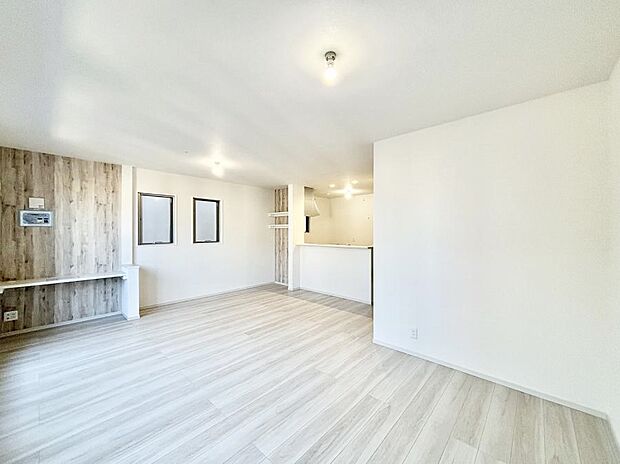 明るい陽光が注ぎ、寛ぎの雰囲気に満たされるリビング・ダイニング。 　