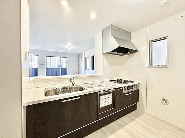 爽やかな風が通り抜けるキッチン。窓があるので明るく換気にも役立ちます。