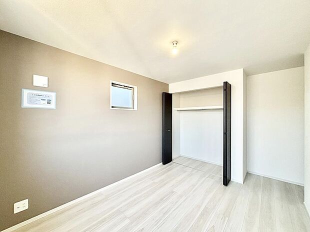 窓からのやさしい光が心地よいプライベートルーム  