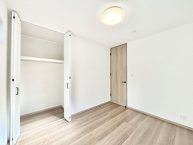 窓からのやさしい光が心地よいプライベートルーム