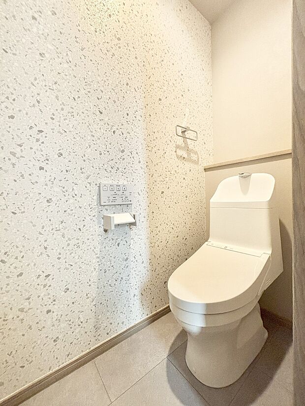 明るく清潔感のあるトイレです。