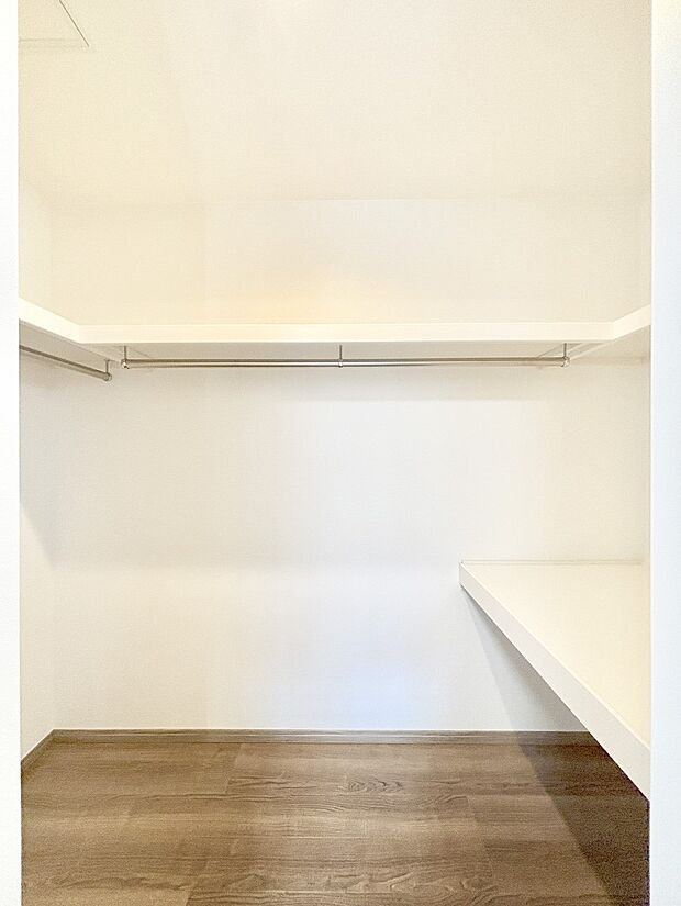 ウォークインクローゼット付きで生活空間を広く利用できます。