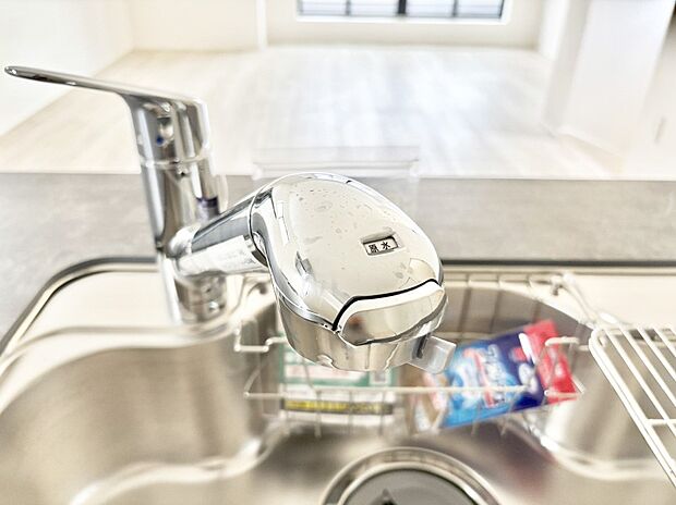 いつでも清潔なおいしいお水を。一つの水栓で水道水と浄水を使い分け。