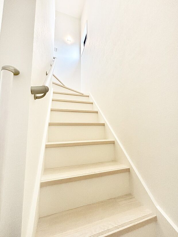 安全性を考慮し階段には手すりを設置しています