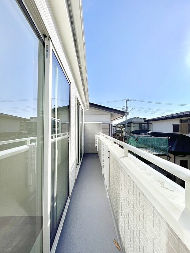 暖かな陽光が降り注ぐバルコニーはお洗濯におすすめ。爽やかな風も心地よいです。