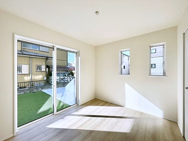 リビングの隣にある洋室。扉を開放して広く利用することも可能です。