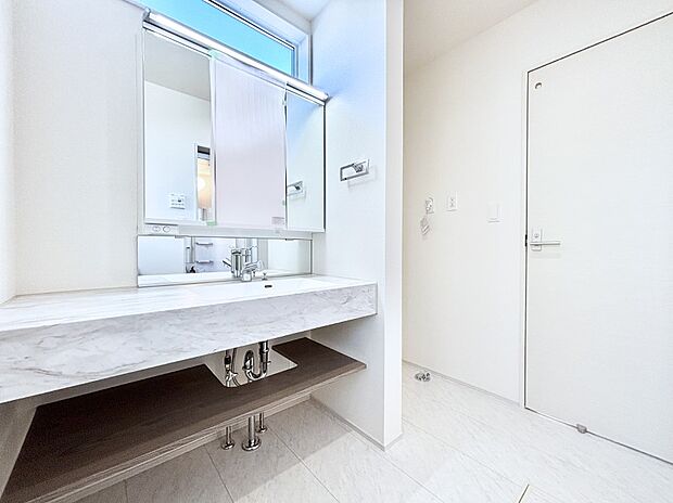 大きく見やすい三面鏡で清潔感ある洗面台は、身だしなみチェックや肌のお手入れにおすすめです。