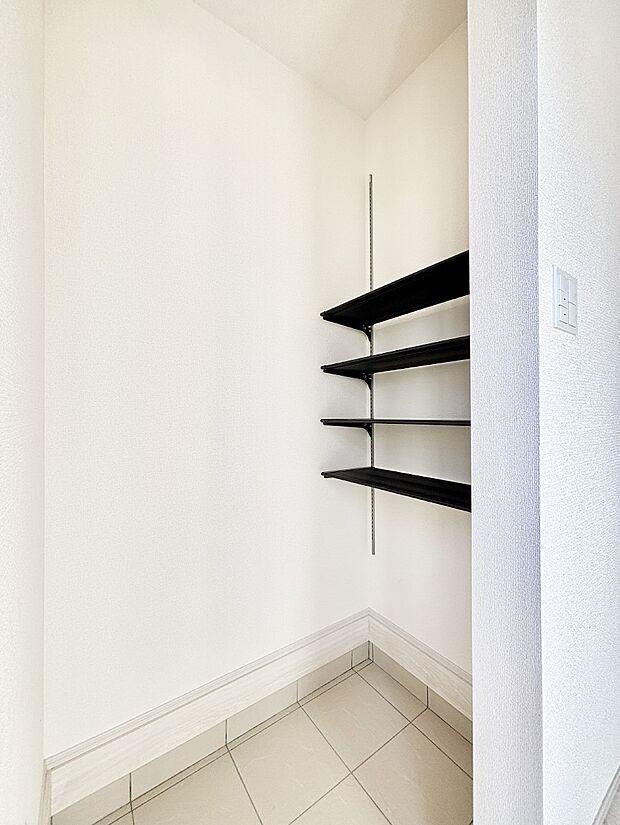 可動棚がついた土間収納。雨具やベビーカー・外遊び道具などが置けるので便利ですね。