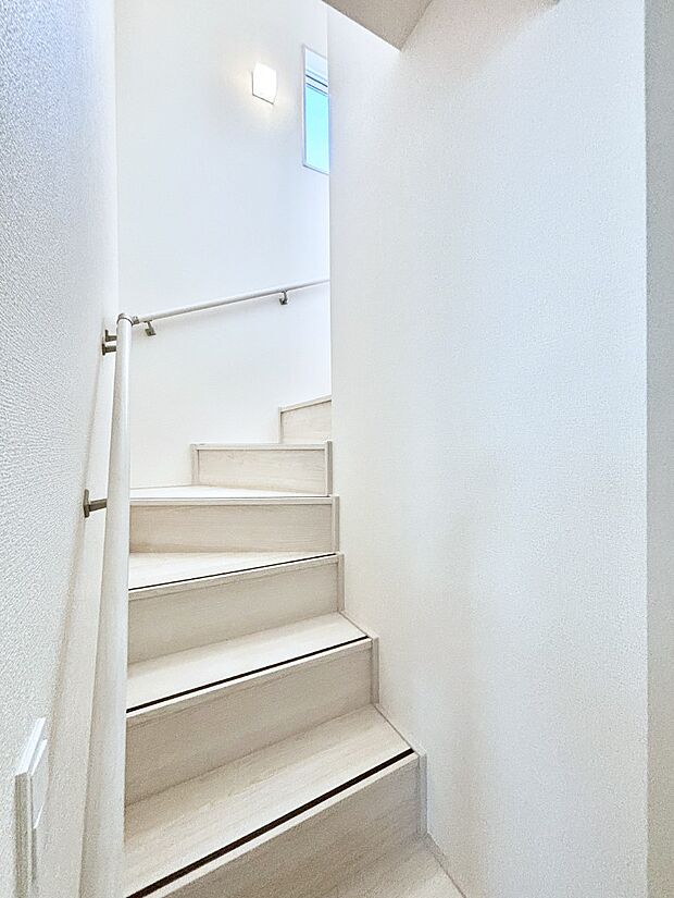 階段は手すり付きなので小さなお子さまやご高齢の方も安心です