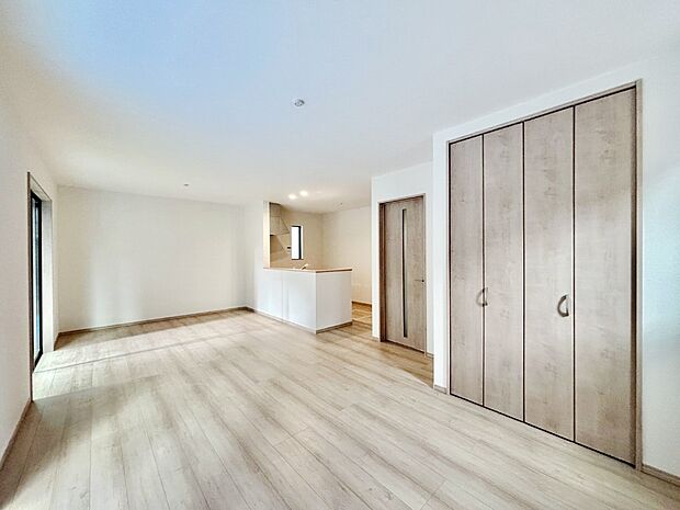 明るい陽光が注ぎ、寛ぎの雰囲気に満たされるリビング・ダイニング。