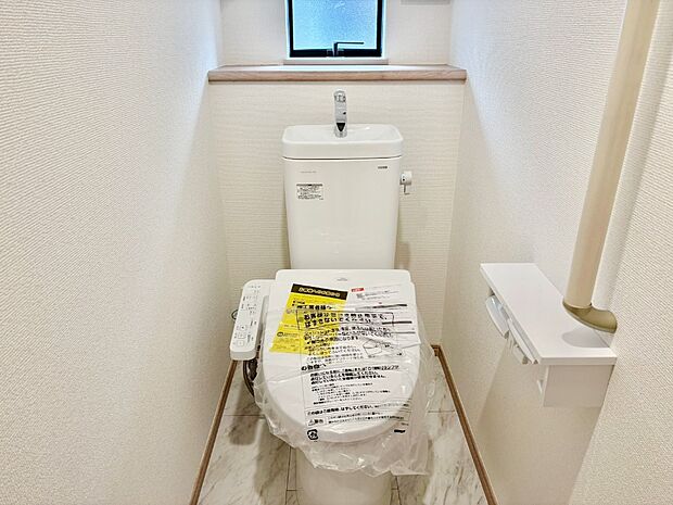 明るく清潔感のあるトイレです。