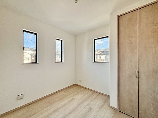 やさしい光がさしこむ居室はしっかり収納付き   