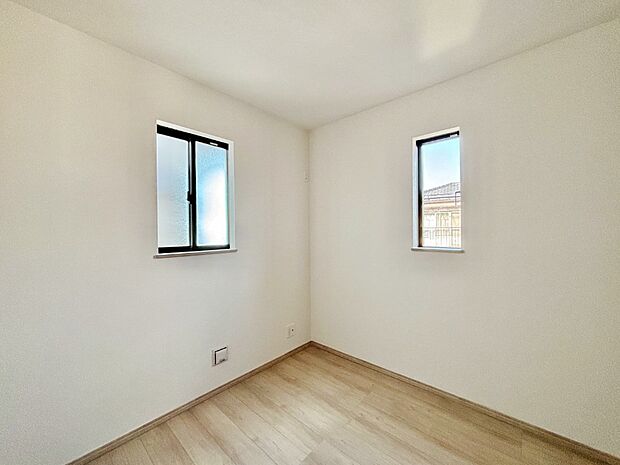 窓からのやさしい光が心地よいプライベートルーム