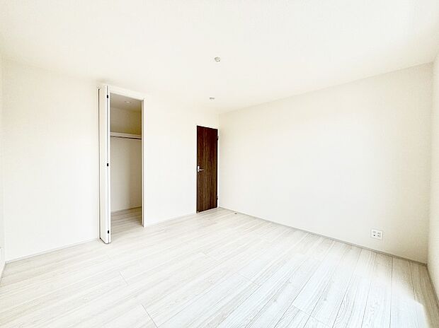 ウォークインクローゼットがあるお部屋！季節ごとの入れ替えも不要で便利です。 
