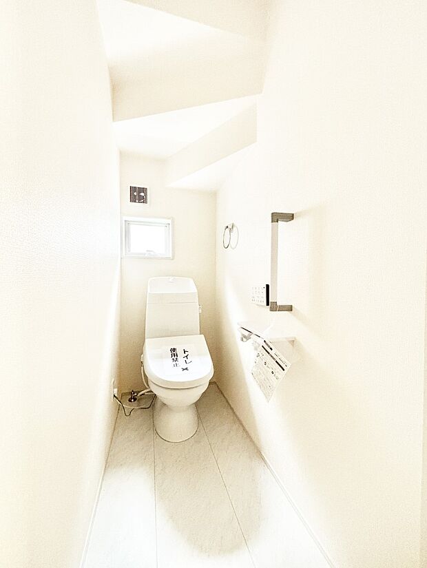 明るく清潔感のあるトイレです。