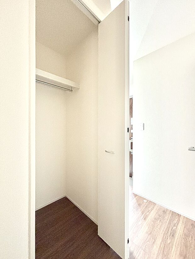 玄関ホール収納です。掃除道具やお出かけ用グッズの収納に便利です。