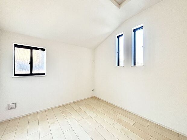 2面採光で気持ちよく自然光が取り入れられるのでお子様のお部屋にもピッタリ