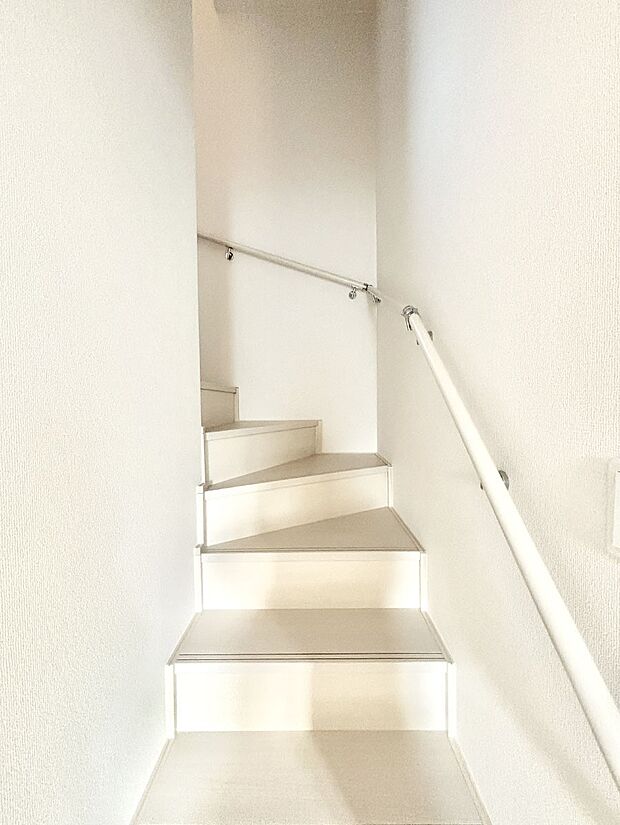 安全性を考慮し階段には手すりを設置しています