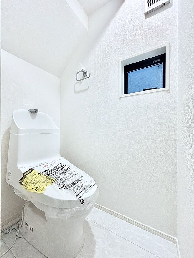 ウォシュレット付きトイレが安心の2ヶ所!朝のバタバタも一安心です。