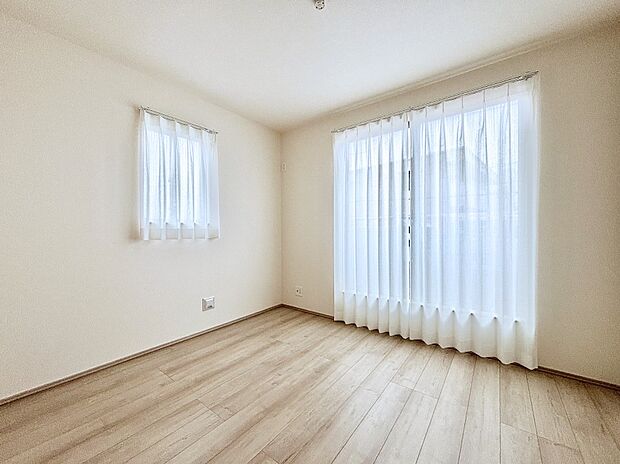 明るいバルコニーサイドに洋室を設置。目覚めの良い寝室に。 