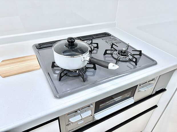 ガスコンロはＳｉセンサー搭載。火力調節や焦げ付き・消し忘れも防いでくれます。