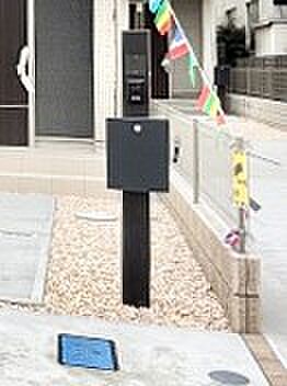 表札・インターホン・ポストをひとつに集約。エントランスになじむシンプルデザイン。