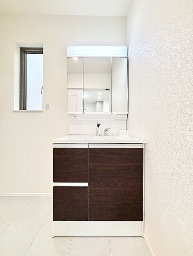 収納力と機能性に優れた洗面化粧台