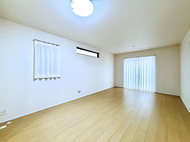 大きな窓からたっぷりの陽光と風を感じられるリビング