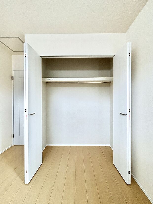 洋室のクローゼット。奥行きがあるので厚手の衣類もすっきり収まります。